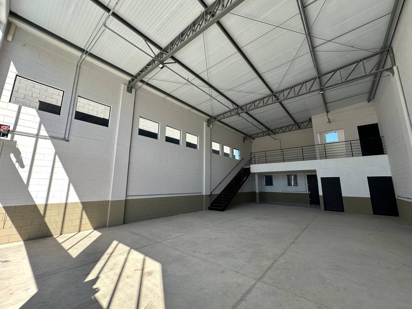 Depósito-Galpão-Armazém à venda, 165m² - Foto 1