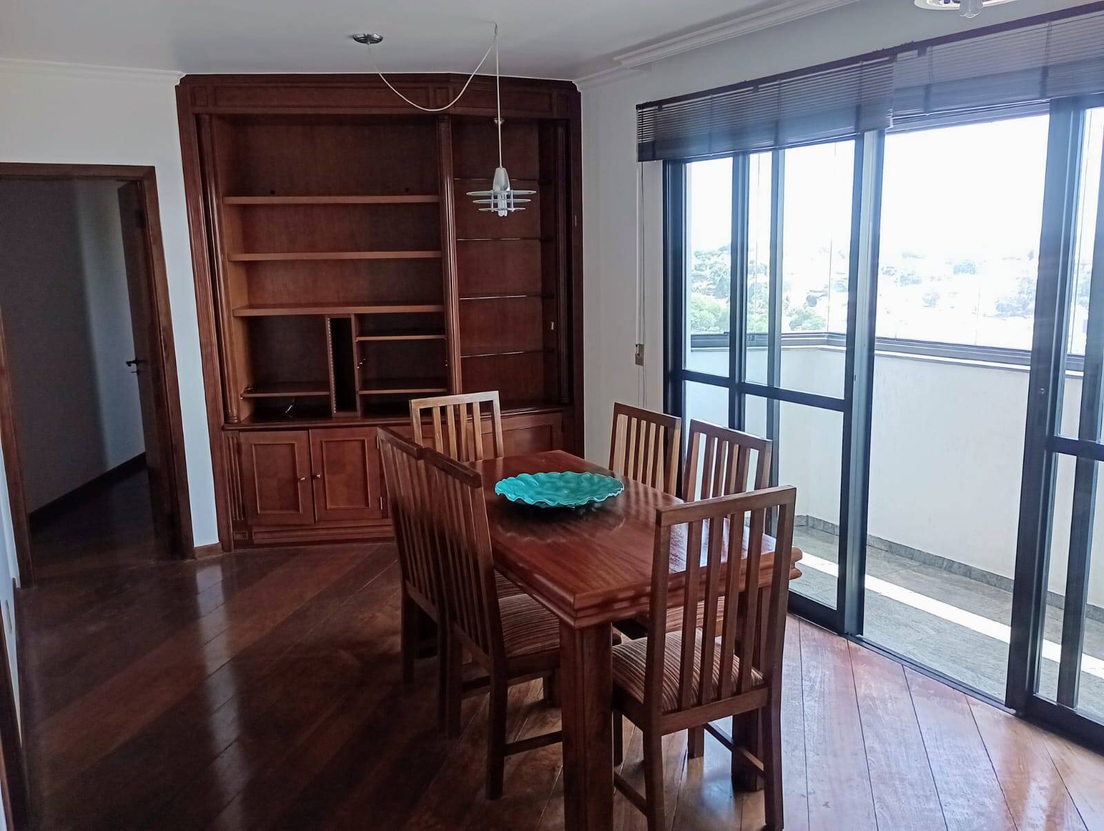 Apartamento para alugar com 3 quartos, 200m² - Foto 2