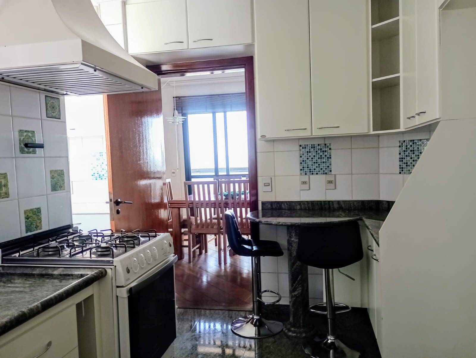 Apartamento para alugar com 3 quartos, 200m² - Foto 3