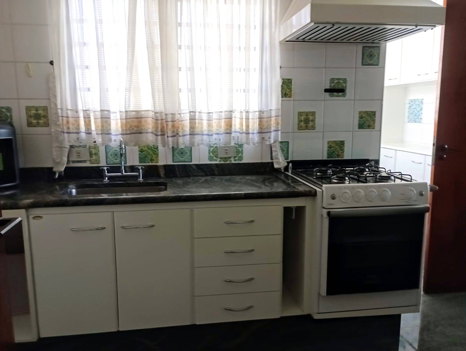Apartamento para alugar com 3 quartos, 200m² - Foto 4